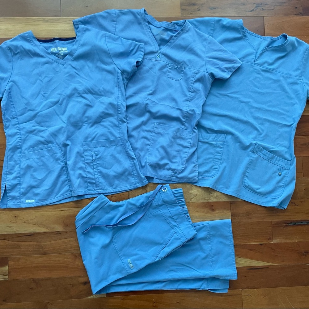 4 piece Grey’s Anatomy scubs, ceil blue, size medium
